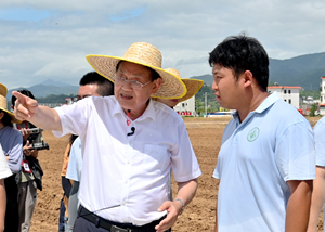 【中国教育报】变“会”种田为“慧”种田——记kaiyun体育手机版登录官网智慧农场“三下乡”团队